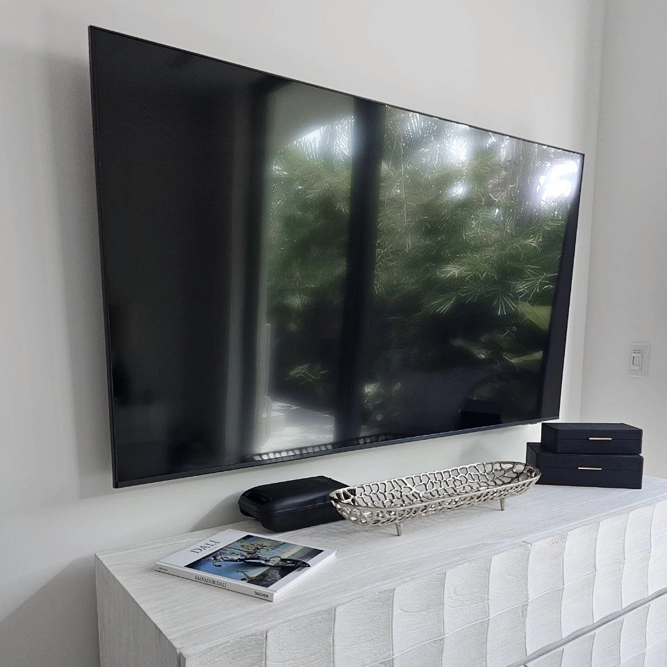 Soundbar installation under mounted TV in Fort Lauderdale home