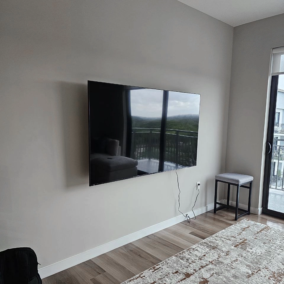 Fort Lauderdale flat screen TV wall mounting service