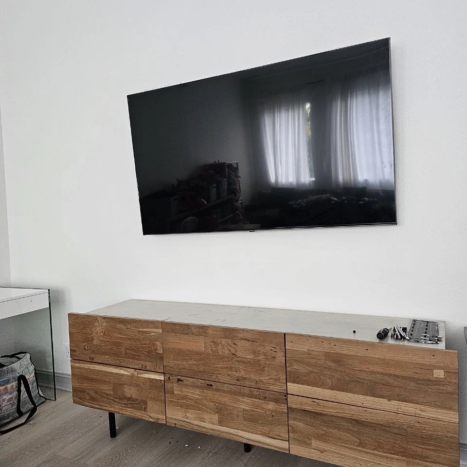 Wall-mounted TV and soundbar professional setup
