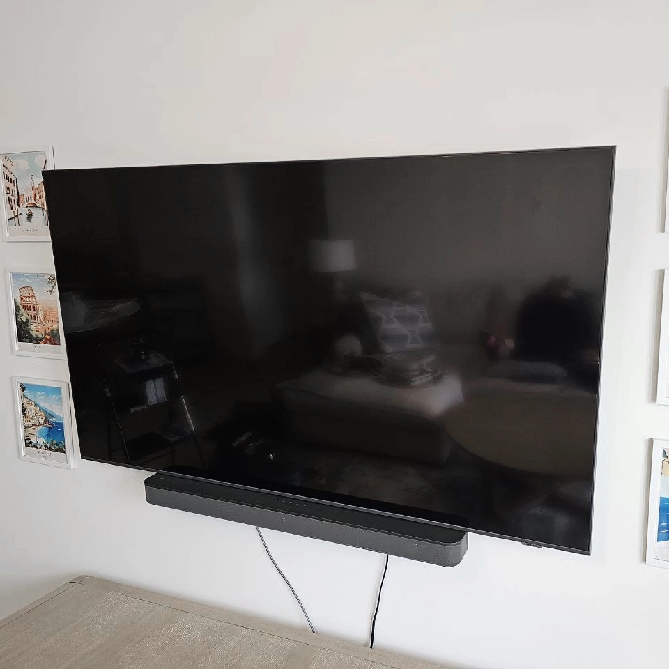 TV wall mount with clean hidden wiring in Fort Lauderdale