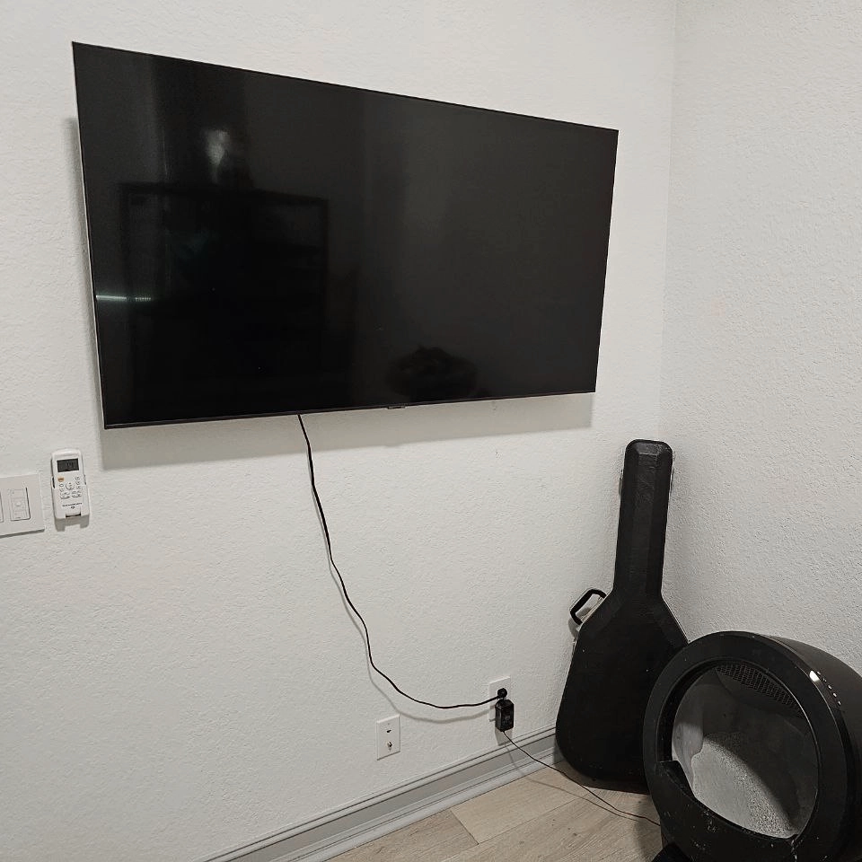 Large screen TV mounting service in Fort Lauderdale home