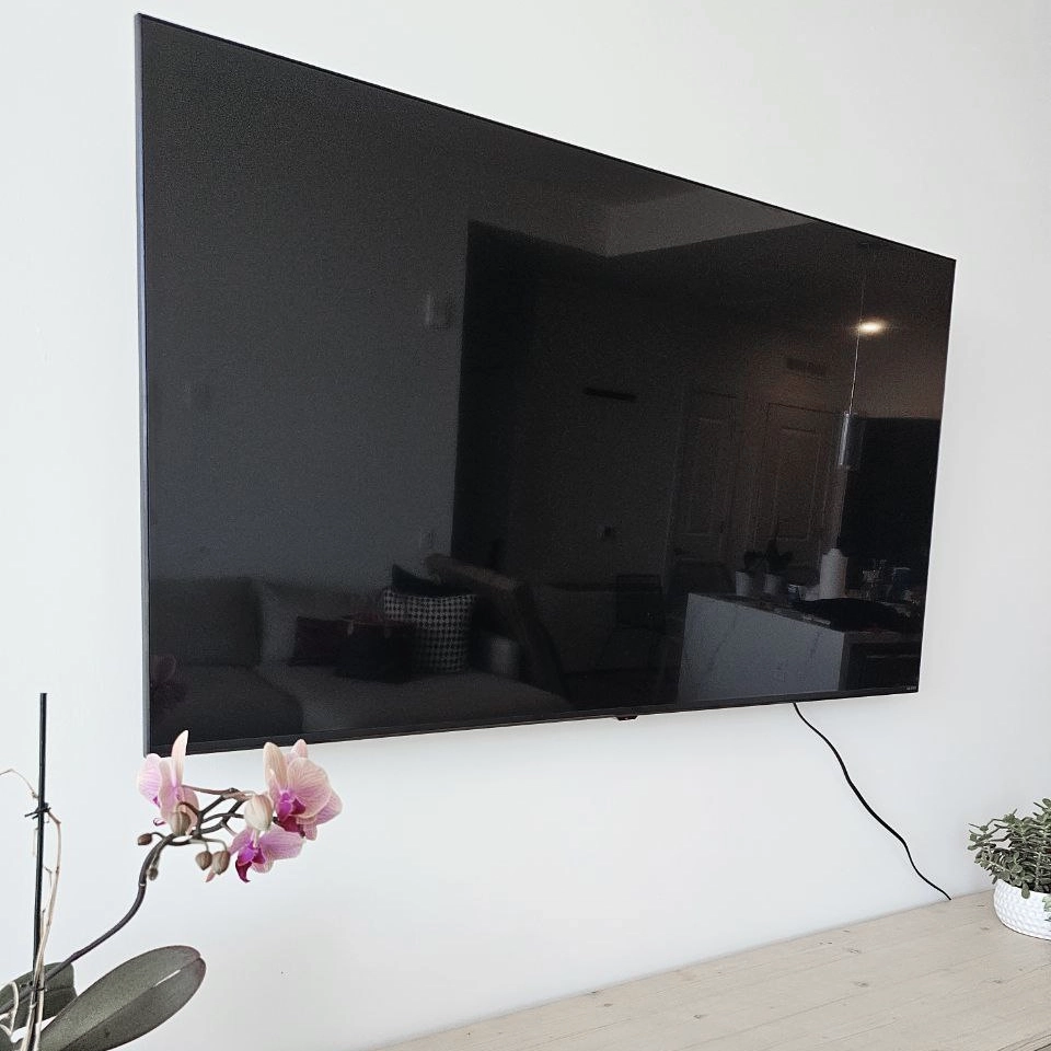 Soundbar and TV setup for modern living room in Fort Lauderdale