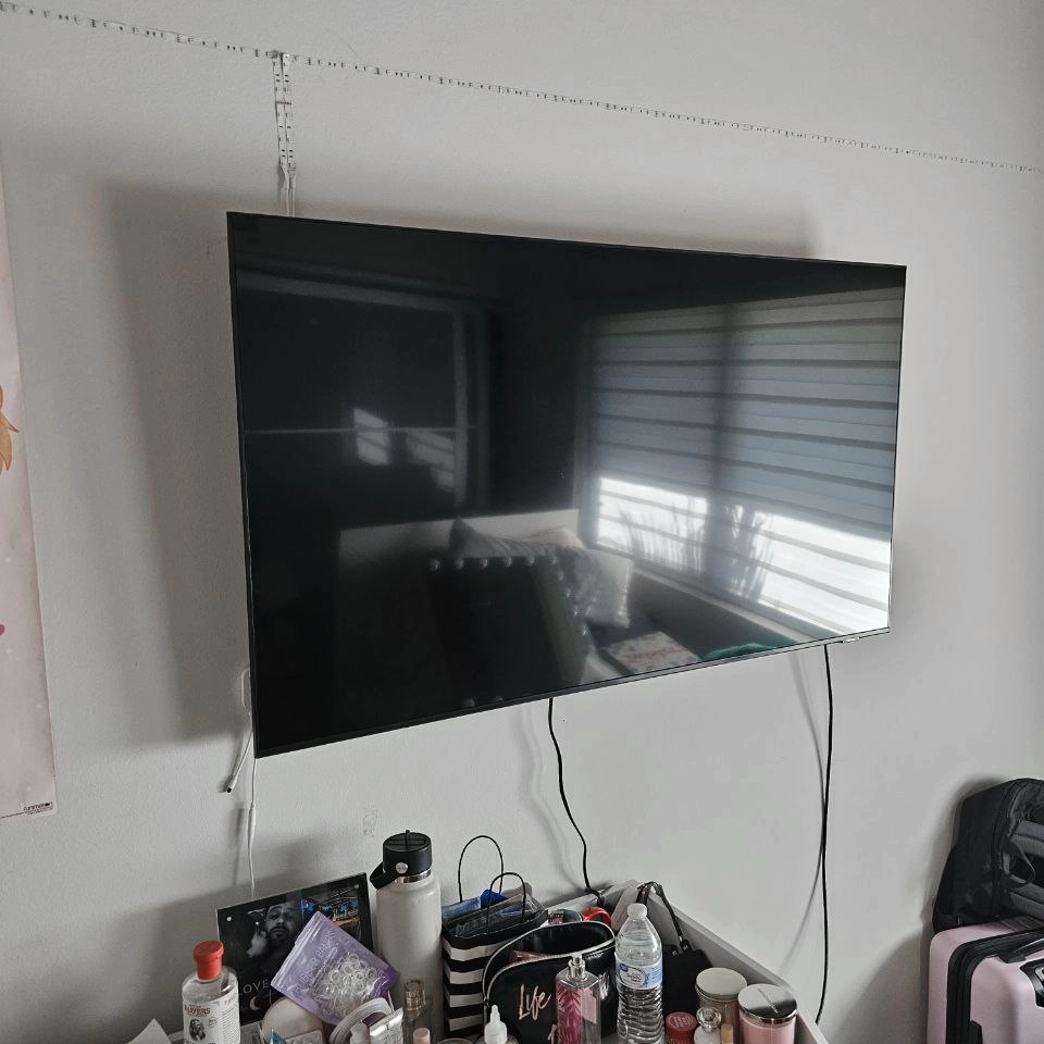 Mounted TV with hidden cables in modern living room