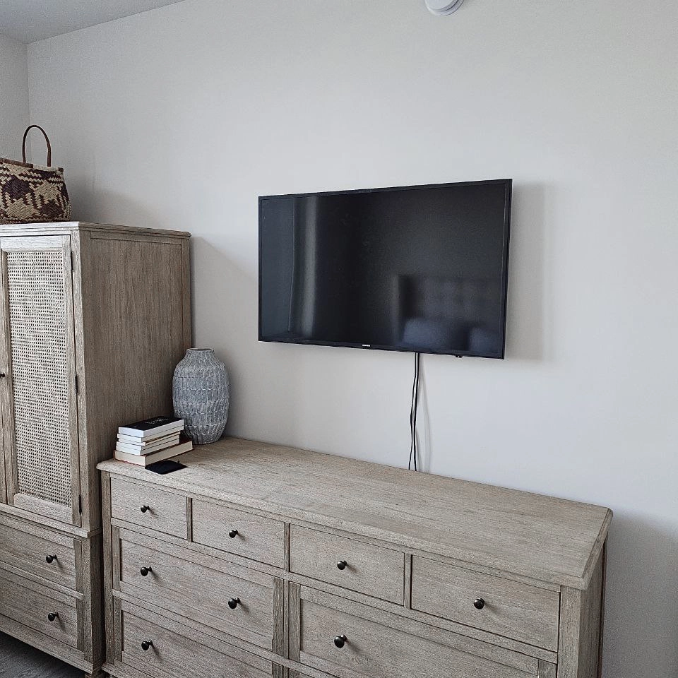 Fort Lauderdale mounted TV with custom soundbar setup